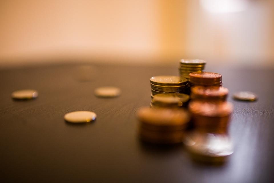 Stakke af mønter i varmt lys